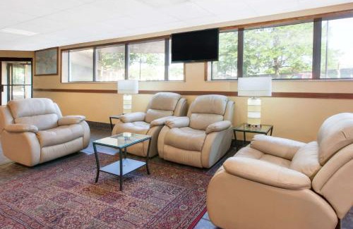 Madison Heights Hotel | Days Inn & Suites by Wyndham Madison Heights MI
