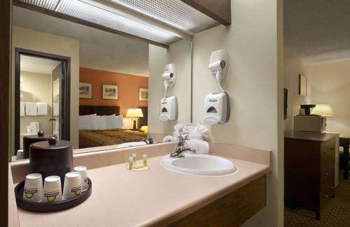 Stevens Point Hotel | Days Inn & Suites by Wyndham Stevens Point