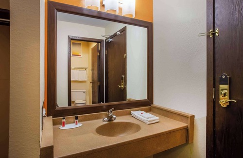 Stevens Point Hotel | Days Inn & Suites by Wyndham Stevens Point