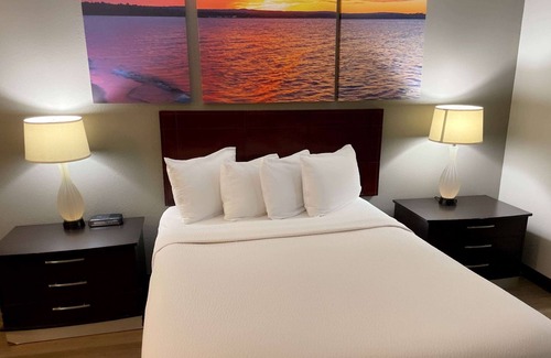 Stevens Point Hotel | Days Inn & Suites by Wyndham Stevens Point