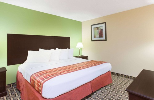 Madison Heights Hotel | Days Inn & Suites by Wyndham Madison Heights MI