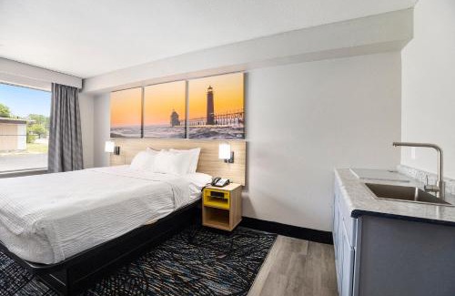 Muskegon Hotel | Days Inn & Suites by Wyndham Norton Shores Muskegon
