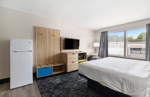 Muskegon Hotel | Days Inn & Suites by Wyndham Norton Shores Muskegon