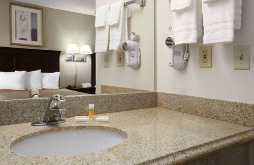 Rancho Cordova Hotel | Days Inn & Suites by Wyndham Rancho Cordova