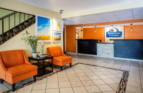 Stevens Point Hotel | Days Inn & Suites by Wyndham Stevens Point