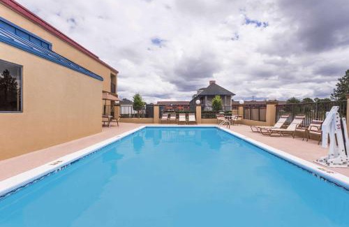 Warner Robins Hotel | Days Inn & Suites by Wyndham Warner Robins Near Robins AFB