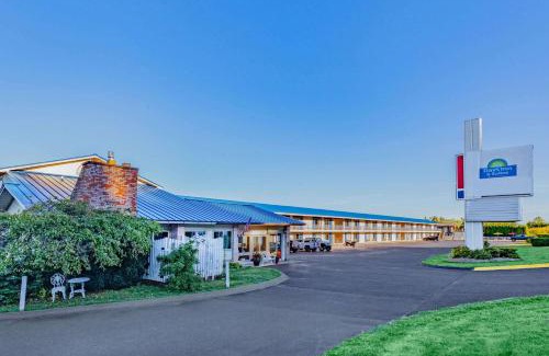 St Ignace Hotel | Days Inn & Suites by Wyndham St. Ignace Lakefront