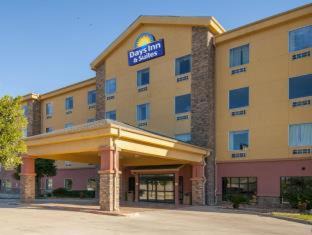 San Antonio Hotel | Days Inn & Suites by Wyndham San Antonio near Frost Bank Center