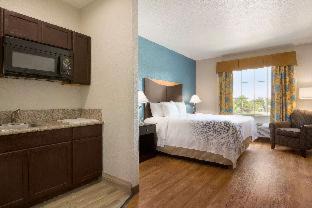 San Antonio Hotel | Days Inn & Suites by Wyndham San Antonio near Frost Bank Center