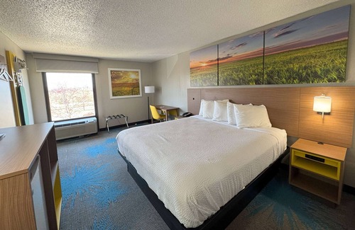 Cedar Rapids Hotel | Days Inn & Suites by Wyndham Cedar Rapids