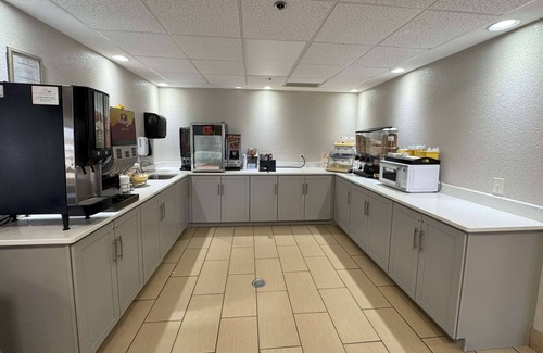 Cedar Rapids Hotel | Days Inn & Suites by Wyndham Cedar Rapids