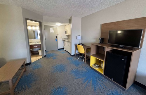 Cedar Rapids Hotel | Days Inn & Suites by Wyndham Cedar Rapids