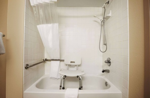 Cedar Rapids Hotel | Days Inn & Suites by Wyndham Cedar Rapids