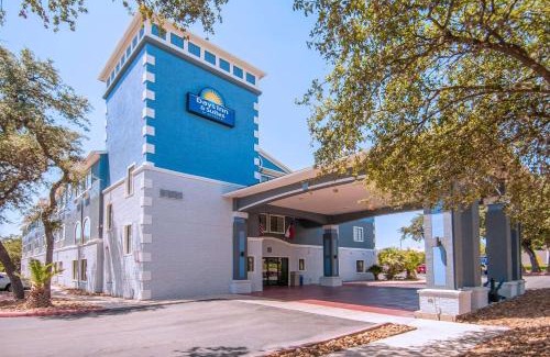 Hollywood Park Hotel | Days Inn & Suites by Wyndham San Antonio North/Stone Oak