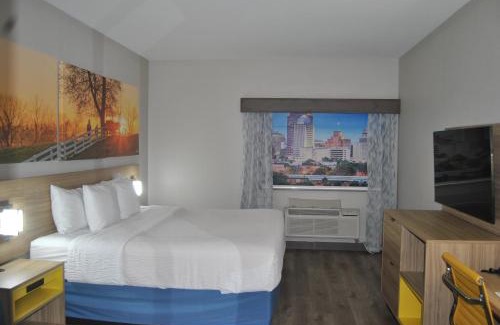 Hollywood Park Hotel | Days Inn & Suites by Wyndham San Antonio North/Stone Oak