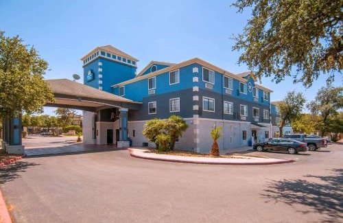 Hollywood Park Hotel | Days Inn & Suites by Wyndham San Antonio North/Stone Oak