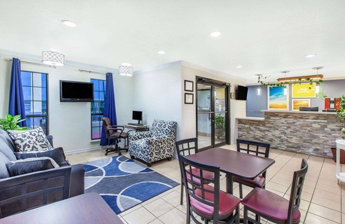 Elmendorf Hotel | Days Inn & Suites by Wyndham Braunig Lake
