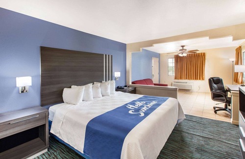 Elmendorf Hotel | Days Inn & Suites by Wyndham Braunig Lake