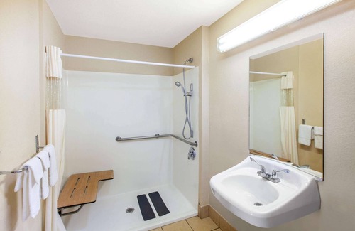 Elmendorf Hotel | Days Inn & Suites by Wyndham Braunig Lake