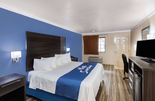 Elmendorf Hotel | Days Inn & Suites by Wyndham Braunig Lake