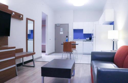 Biggar Hotel | Days Inn & Suites by Wyndham Fort Myers Near JetBlue Park