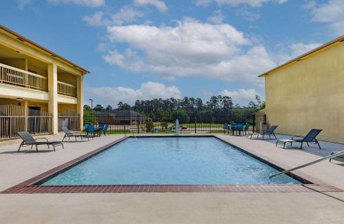 Huntsville Hotel | Days Inn & Suites by Wyndham Huntsville