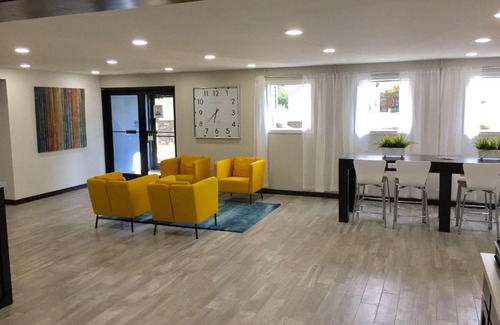 Springdale Hotel | Days Inn & Suites by Wyndham Cincinnati North