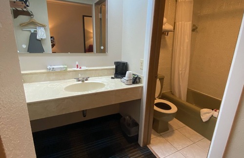 St Ignace Hotel | Days Inn & Suites by Wyndham St. Ignace Lakefront