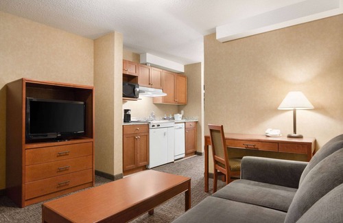 Cochrane Hotel | Days Inn & Suites by Wyndham Cochrane