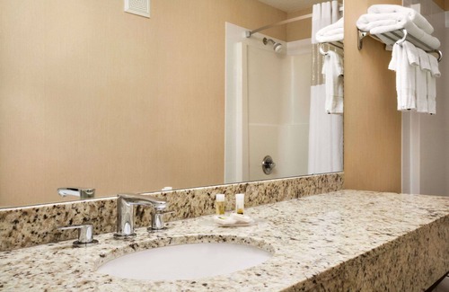 Cochrane Hotel | Days Inn & Suites by Wyndham Cochrane