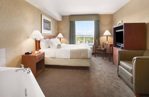 Cochrane Hotel | Days Inn & Suites by Wyndham Cochrane