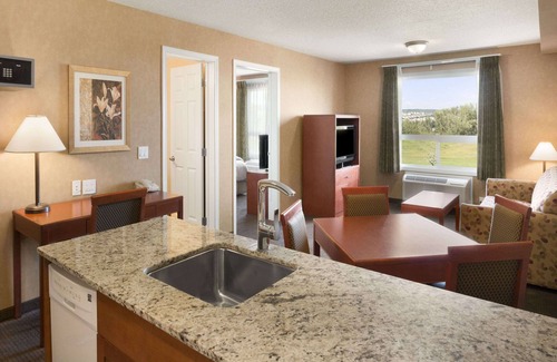 Cochrane Hotel | Days Inn & Suites by Wyndham Cochrane