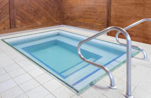 Davenport Hotel | Days Inn & Suites by Wyndham Davenport East
