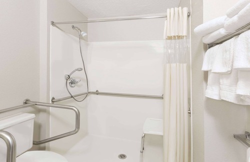 Greater South Side Hotel | Days Inn & Suites by Wyndham Des Moines Airport