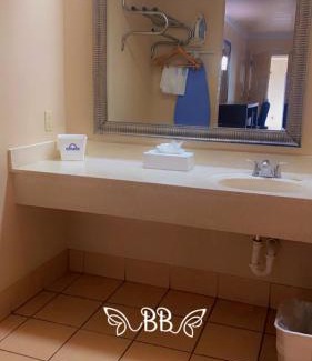 Elmendorf Hotel | Days Inn & Suites by Wyndham Braunig Lake