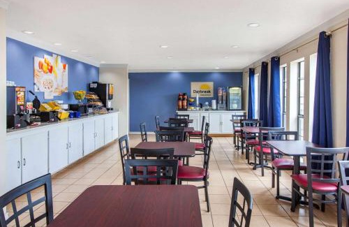 Elmendorf Hotel | Days Inn & Suites by Wyndham Braunig Lake