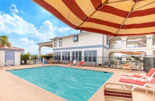 Elmendorf Hotel | Days Inn & Suites by Wyndham Braunig Lake