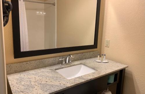 Florence Hotel | Days Inn & Suites by Wyndham Florence/Jackson Area