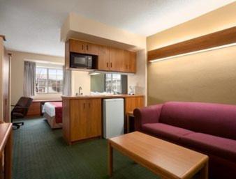 Lafayette Hotel | Days Inn & Suites by Wyndham Lafayette IN