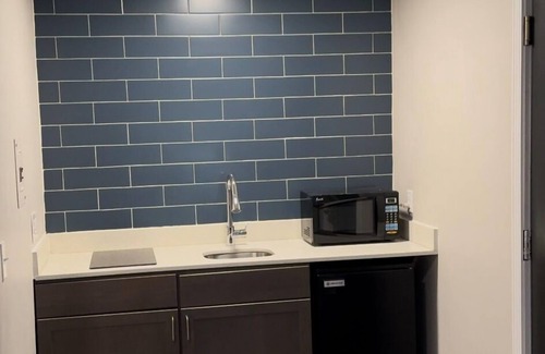 Port Huron Hotel | Days Inn & Suites by Wyndham Port Huron