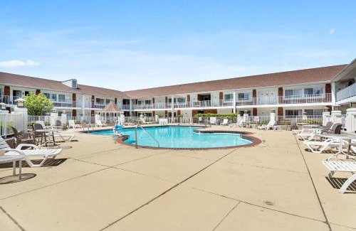 Roseville Hotel | Days Inn & Suites by Wyndham Roseville/Detroit Area