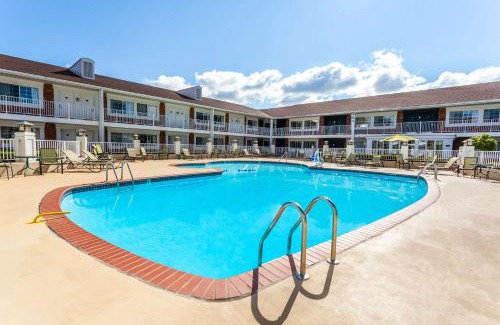 Roseville Hotel | Days Inn & Suites by Wyndham Roseville/Detroit Area