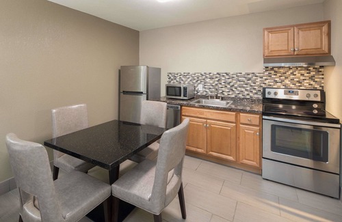Athens Hotel | Days Inn & Suites by Wyndham Athens Alabama