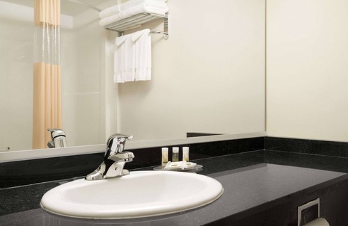 Langley Hotel | Days Inn & Suites by Wyndham Langley