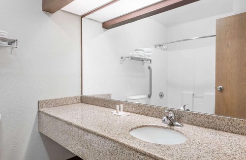 Casey Hotel | Days Inn & Suites by Wyndham Casey