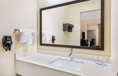 Barker Hotel | Days Inn & Suites by Wyndham Katy