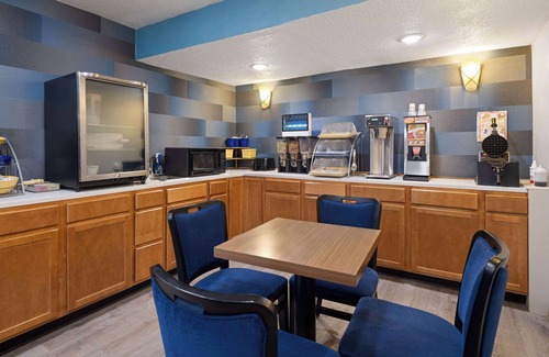 Kokomo Hotel | Days Inn & Suites by Wyndham Kokomo