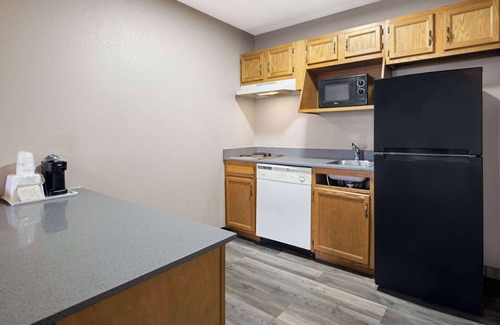 Kokomo Hotel | Days Inn & Suites by Wyndham Kokomo