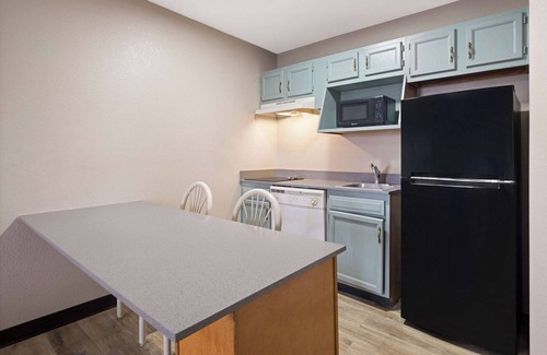 Kokomo Hotel | Days Inn & Suites by Wyndham Kokomo