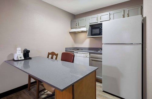 Kokomo Hotel | Days Inn & Suites by Wyndham Kokomo